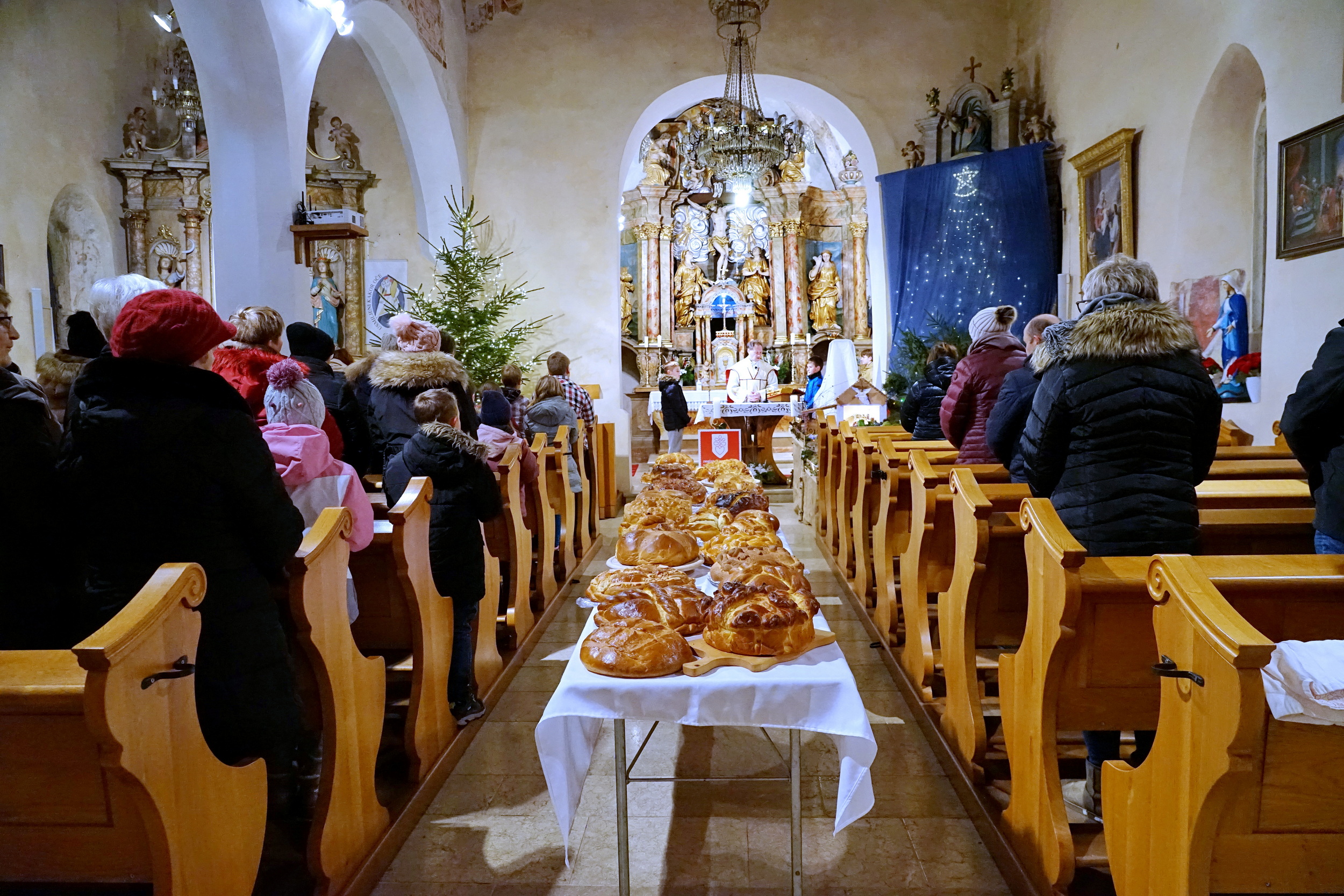 Blagoslov in razstava poprtnikov v župnijski cerkvi